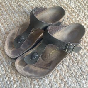 Birkenstock Gizah Sandals. Women’s size 39. Metallic Bronze.